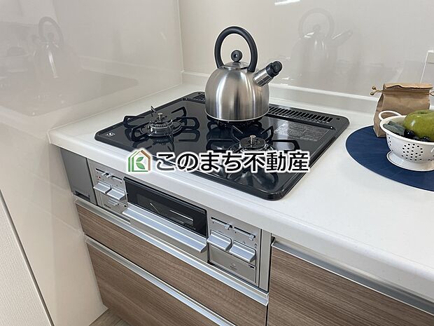 【キッチン】三ツ口コンロ採用で、同時調理もスムーズ◎!お料理を並べられるカウンター付きで、配膳・片付けをサポート!リビングで過ごすご家族とコミュニケーションを楽しみながら作業可能です♪