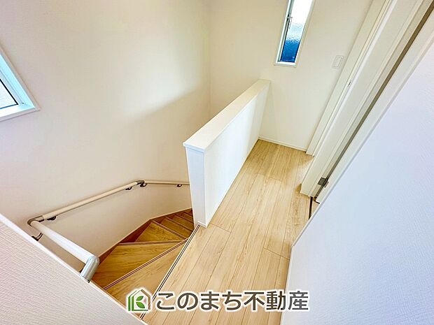 【内装】手すり付きで小さなお子様にも安心の階段スペースです☆ 
