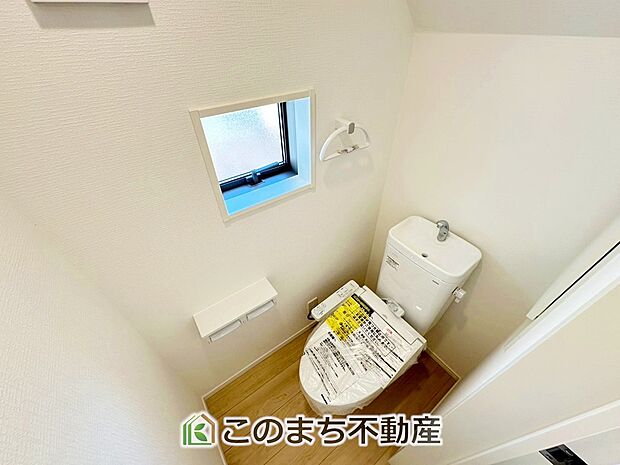 【トイレ】小窓から換気ができて清潔なトイレスペース☆温水洗浄便座搭載です！ 