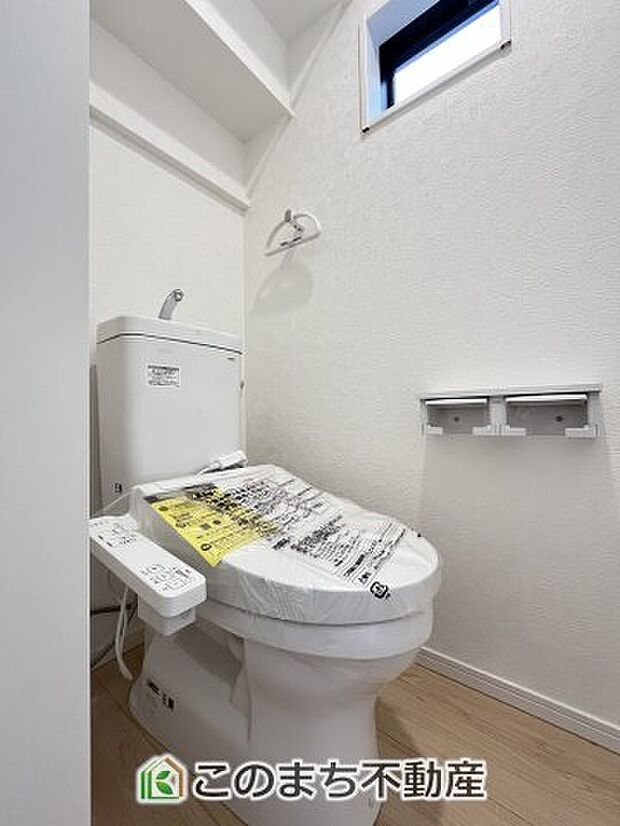 【トイレ】小窓から換気ができて清潔なトイレスペース☆