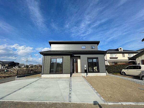 敷地面積約76坪、建物面積約25坪。
帰宅途中に食料品や日用品の買い出しができる利便性の良いこの地の生活は人々を魅了します。共働き世帯に嬉しい生活利用施設の充実した環境です。　