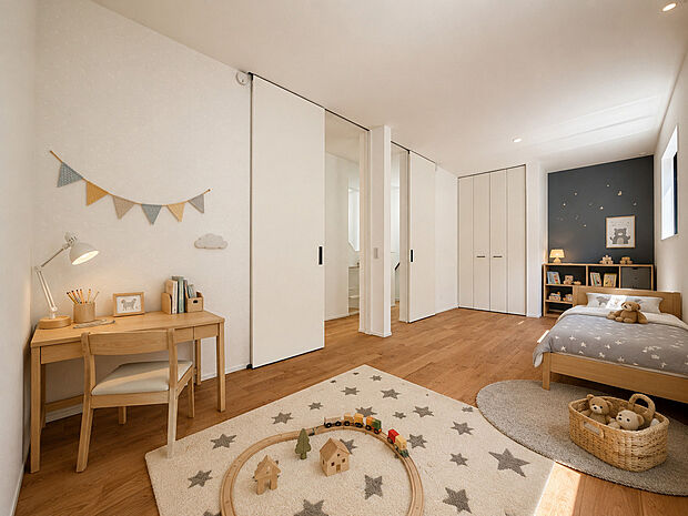 【2ドア1ルームのこども部屋】そのまま広々居室としても、壁を造り2部屋に分けることも可能◎※写真は当社施工例。家具の色味や種類は異なる場合がございます。