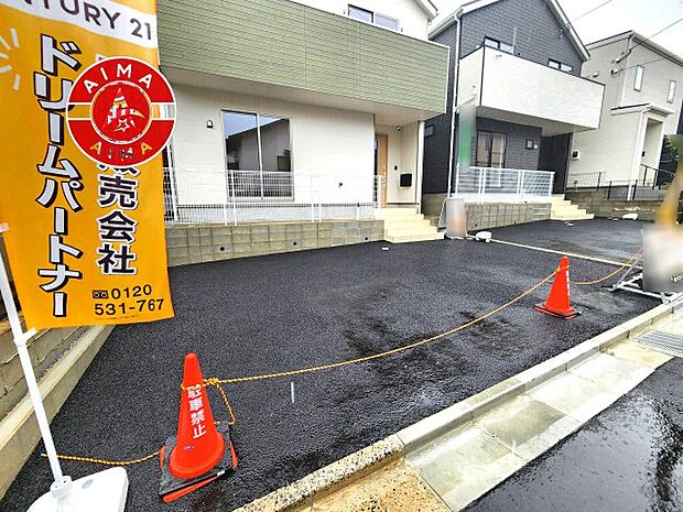 【外観】広々した駐車場です。