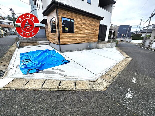 【外観】広々した駐車場です。