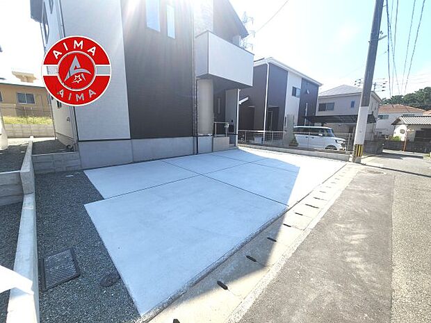 【外観】広々した駐車場です。
