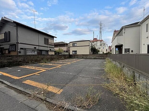 【現地外観写真】帰宅途中にショッピングやカフェを楽しんだり、利便性の良いこの地の生活は人々を魅了します。心行くままに季節の流れを感じ、ゆったりとした一時を。時間の流れを取戻し、休日はスローライフを。