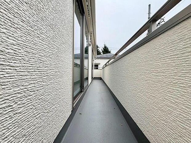 【 バルコニー】陽光が降り注ぐ広々としたバルコニーで、家族の笑顔が溢れる休日を。ガーデニングや外遊びなど、様々な楽しみ方が広がる空間です。