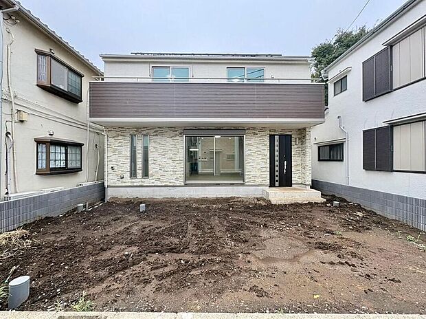 【現地外観写真】光と風を採り入れる設計が魅力の新築戸建て。落ち着いた色合いの外壁と、開放的なバルコニーが特徴です。家族の成長を見守る、安心で快適な住まいがここにあります。