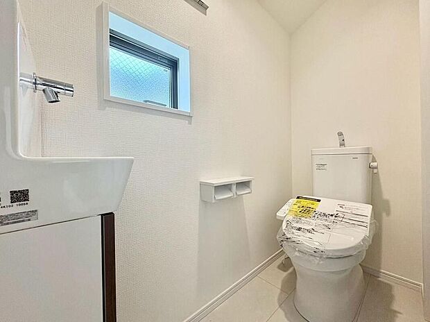 【トイレ】窓から光が差し込む、明るく清潔感あふれるトイレです。手洗い器も完備しており、いつでも気持ちよくご利用いただけます。家族みんなが快適に過ごせる、こだわりの空間です。