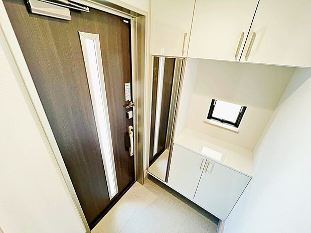【玄関収納】家族が増えても安心の収納力です。
