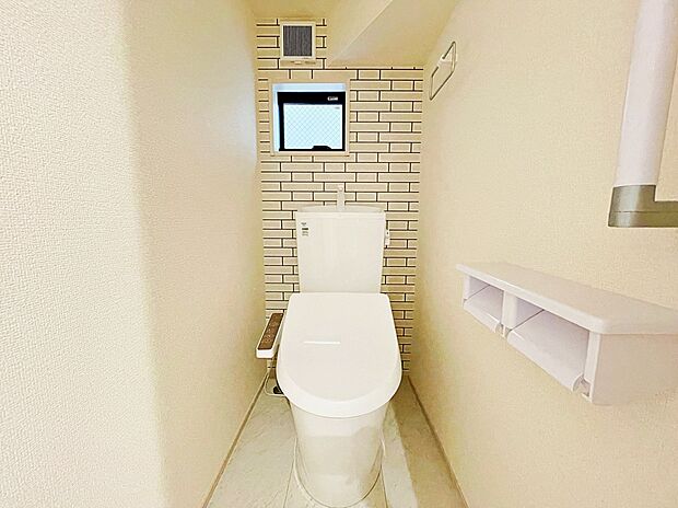 【【トイレ】】窓があり明るく清潔感のあるトイレです。
