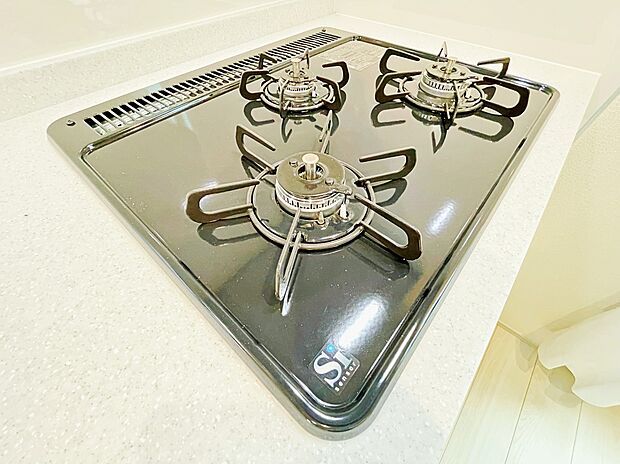 【【3口コンロ】】複数の料理を同時に作れる忙しい毎日に嬉しい3口コンロです。