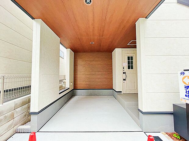 【【ビルトインガレージ】】雨の日でも濡れずに乗り降りできる、便利なビルトインガレージです。(1号棟：幅約2.5m、奥行き約4.3m)(2・3号棟：幅約2.9m、奥行き約4.3m)
