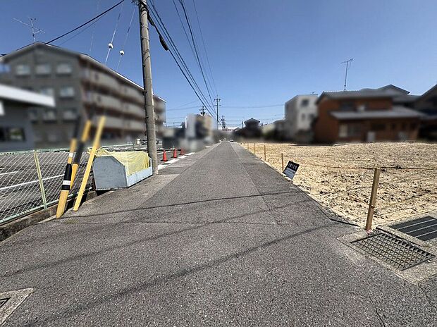前面道路北東側公道幅員約5.8m(2026年7月撮影)