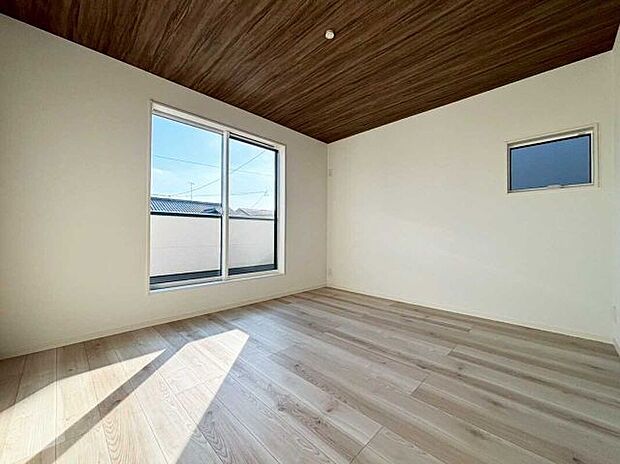【寝室】主寝室 施工例■ゆったりとした広さを確保した癒しの主寝室。広々ウォークインクローゼット設置で、収納力も十分。快適な新生活が送れます。