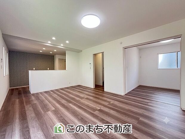 明るいリビングスペース☆ご家族の団らんを明るい日差しがが照らします☆