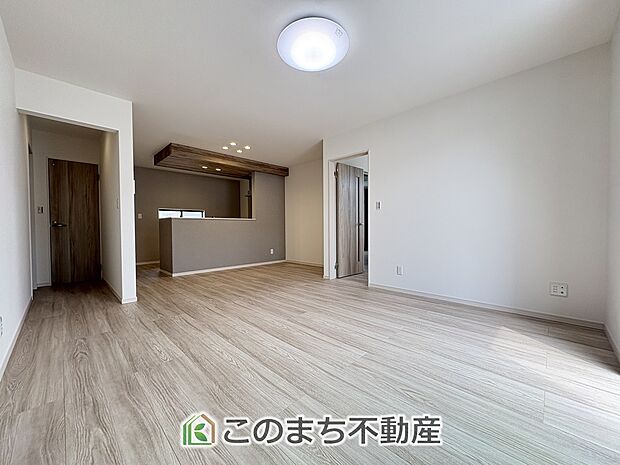 明るいリビングスペース☆ご家族の団らんを明るい日差しがが照らします☆