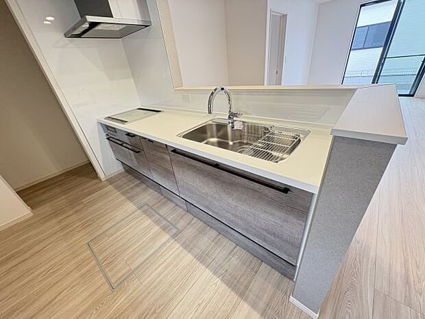 同社施工例※クロスや建具その他仕様が異なる場合がございます 人気の対面式キッチン☆料理をしながらご家族とコミュニケーションが取れます♪
