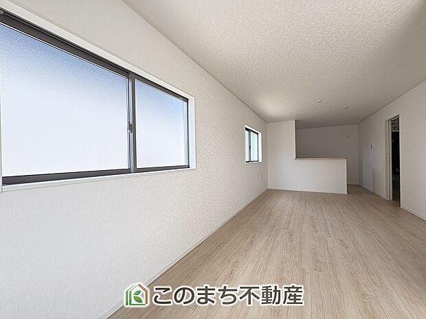 窓が多く明るいリビングスペース☆ご家族の団らんを明るい日差しがが照らします☆
