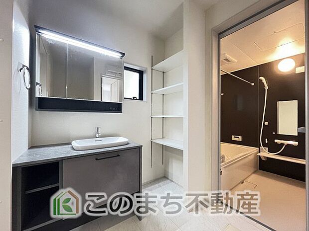 伸びるホースでお掃除ラクラク♪三面鏡付きで朝の身支度が楽しくなりますね♪
