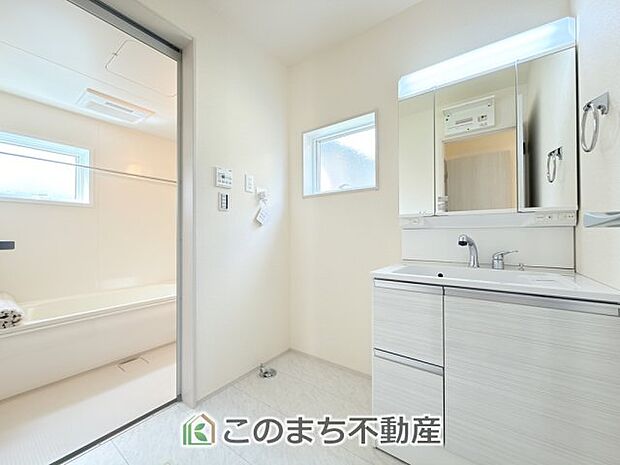 オシャレな洗面台♪身支度も楽しくなりますね♪