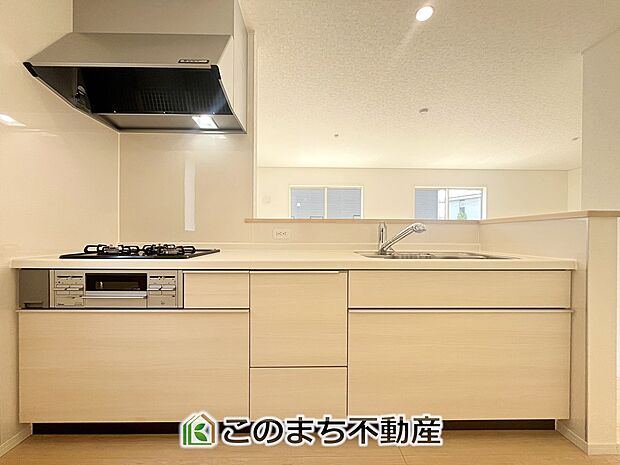 南側から暖かな日差しが差し込みます♪キッチンからリビングの様子がよく見渡せます☆