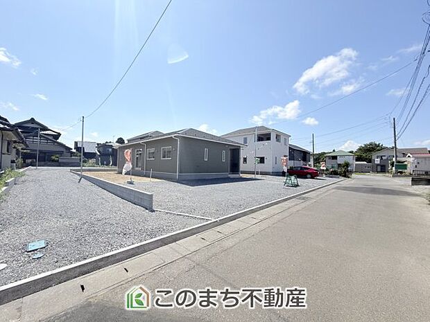 前面道路も広くお車の出し入れもスムーズに行えます☆