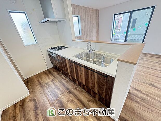 人気の対面式キッチン☆食器洗浄乾燥機付きで時短家事可能☆料理をしながらご家族とコミュニケーションが取れます♪