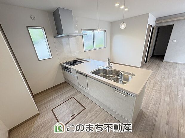 人気の対面式キッチン☆食器洗浄乾燥機付きで時短家事可能☆料理をしながらご家族とコミュニケーションが取れます♪