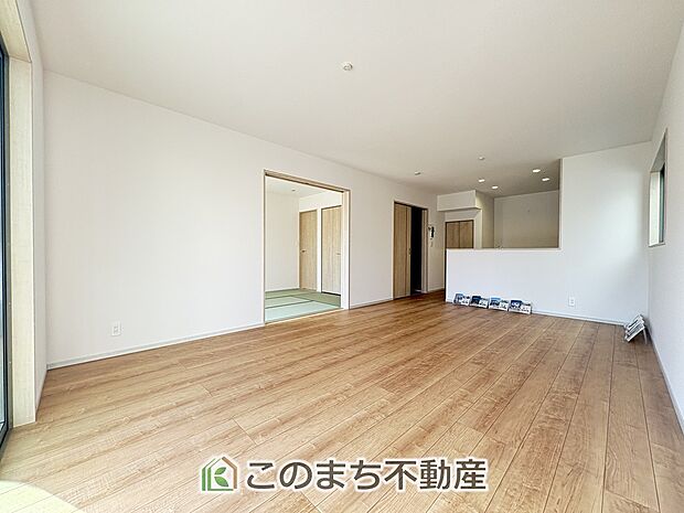 開放感のある広々リビング。たくさんの日差しがご家族の団らんを明るく照らします♪