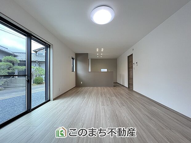 明るいリビングスペース☆ご家族の団らんを明るい日差しがが照らします☆