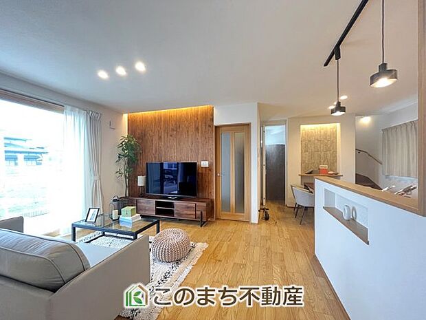 モデルハウス!!木が目を引くオシャレなリビングでくつろげますね☆