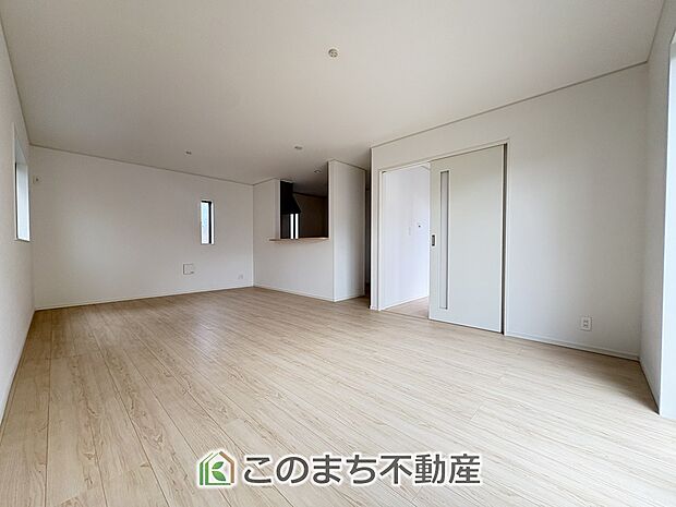 窓が多く明るいリビングスペース☆ご家族の団らんを明るい日差しがが照らします☆