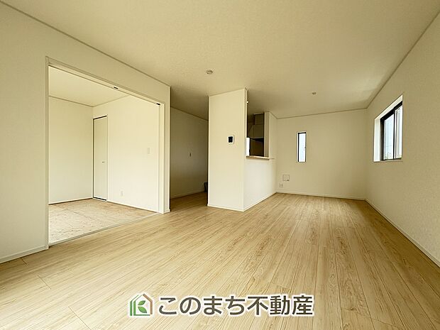 窓が多く明るいリビングスペース☆ご家族の団らんを明るい日差しがが照らします☆