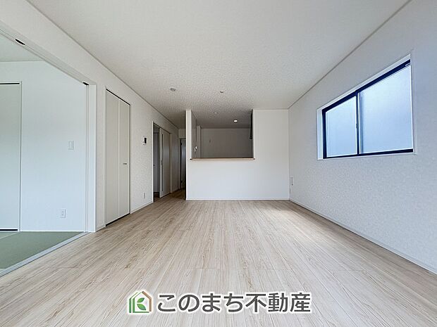 窓が多く明るいリビングスペース☆ご家族の団らんを明るい日差しがが照らします☆