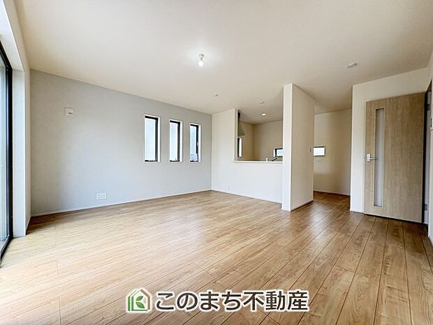 窓が多く明るいリビングスペース☆ご家族の団らんを明るい日差しがが照らします☆