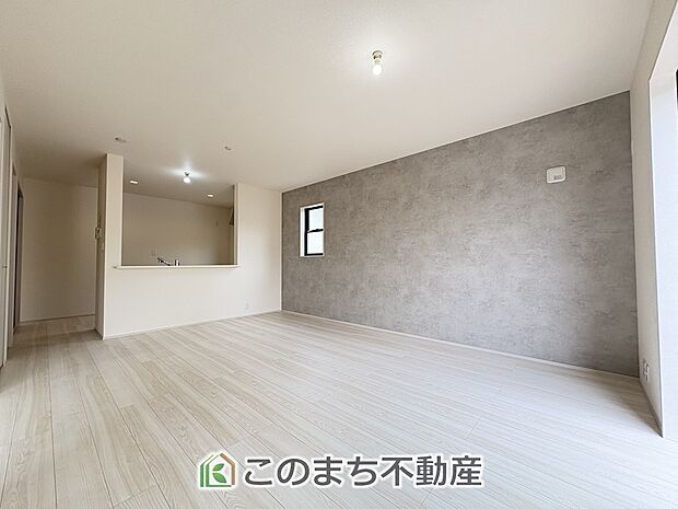 窓が多く明るいリビングスペース☆ご家族の団らんを明るい日差しがが照らします☆