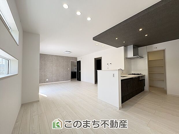 窓が多く明るいリビングスペース☆ご家族の団らんを明るい日差しがが照らします☆