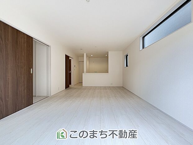 窓が多く明るいリビング☆ご家族の団らんを明るい日差しが照らします☆