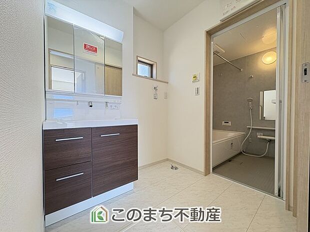 1・2階に洗髪洗面化粧台を配置。忙しい朝の身支度もバッティングせずに完了します♪