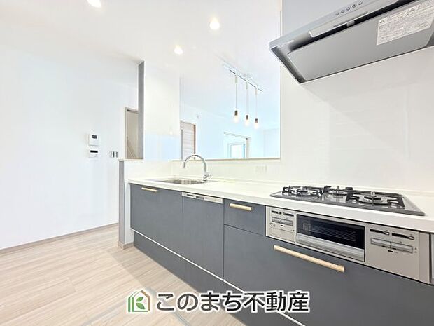 人気の対面式キッチン☆食器洗浄乾燥機付きで時短家事可能☆料理をしながらご家族とコミュニケーションが取れます♪
