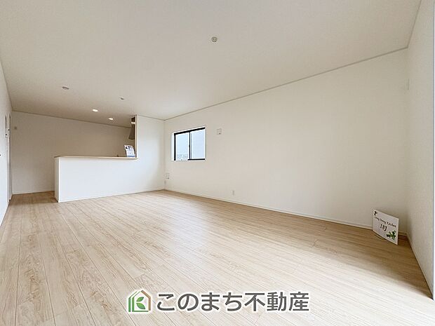 窓が多く明るいリビングスペース☆ご家族の団らんを明るい日差しがが照らします☆