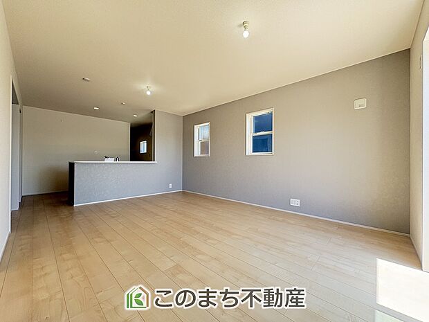 窓が多く明るいリビングスペース☆ご家族の団らんを明るい日差しがが照らします☆