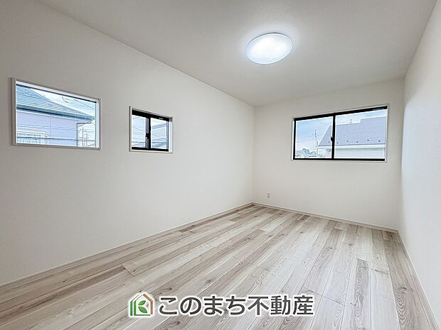 【洋室】窓が多く明るい室内が好印象☆