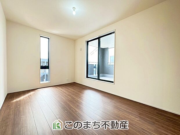 【洋室】窓が多く明るい室内が好印象☆