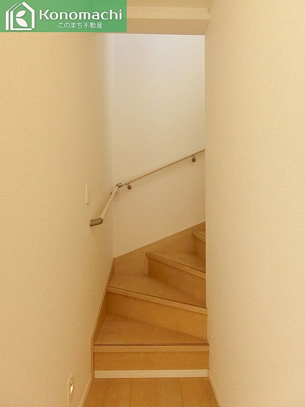 【内装】同社施工物件写真。※建具やフローリング、その他仕様が異なる場合がございます。手すり付きの室内階段は小さなお子様やご年配の方にも安心です☆