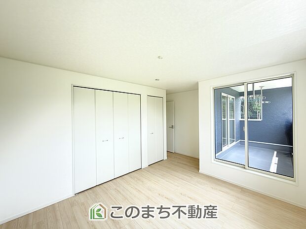 【洋室】窓から沢山の日差しが差し込みます☆