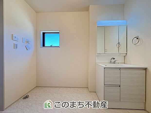 【洗面】伸びるホースのシャワー洗面台で朝の身支度や洗面台のお掃除もラクラク♪