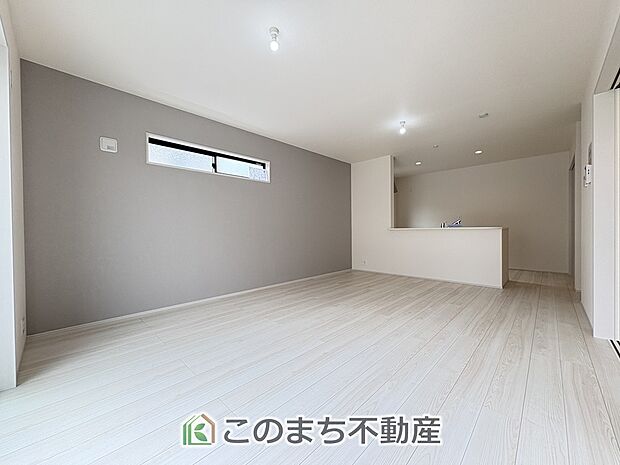 【居間・リビング】開放感のある大きなリビング♪陽の光がご家族の団らんを明るく照らします♪
