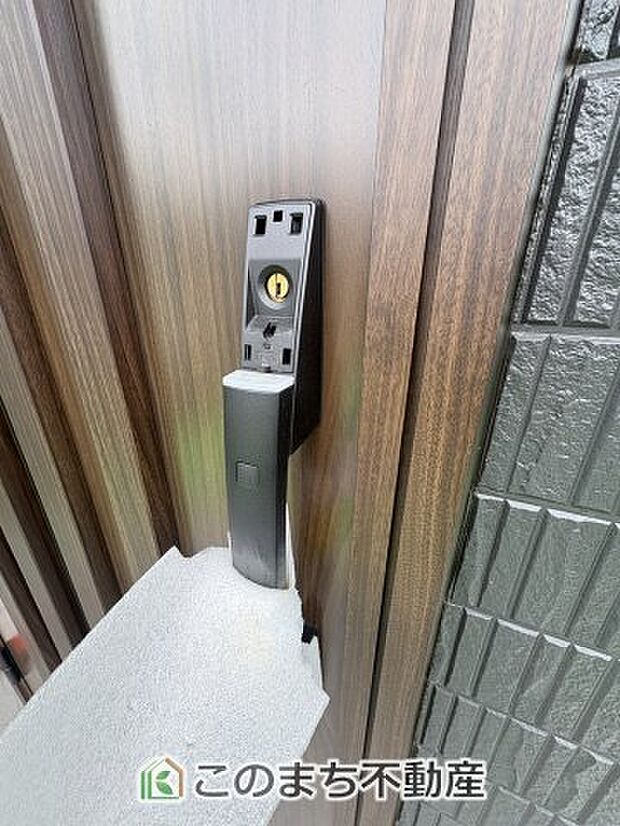 【玄関】同社施工物件写真。※建具やフローリング、その他仕様が異なる場合がございます。